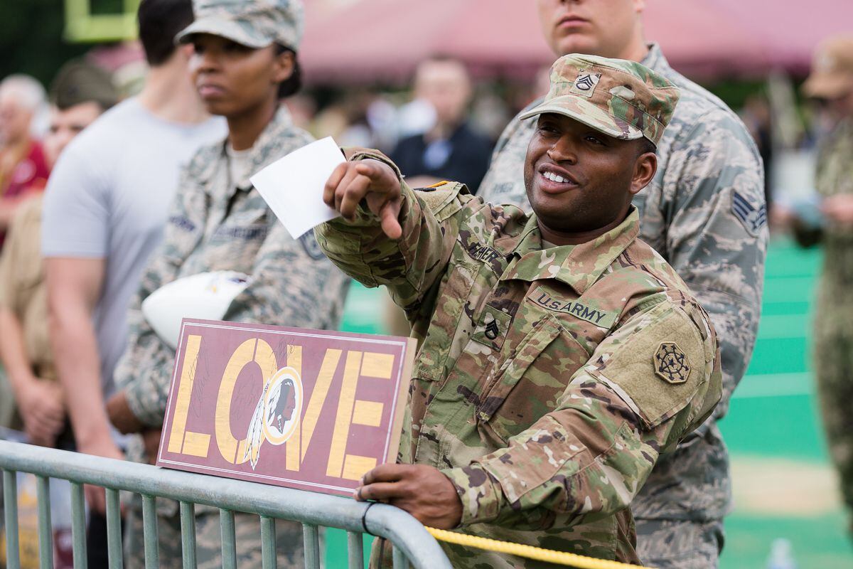 Redskins honor AFDW and military with Salute to Service game > Air