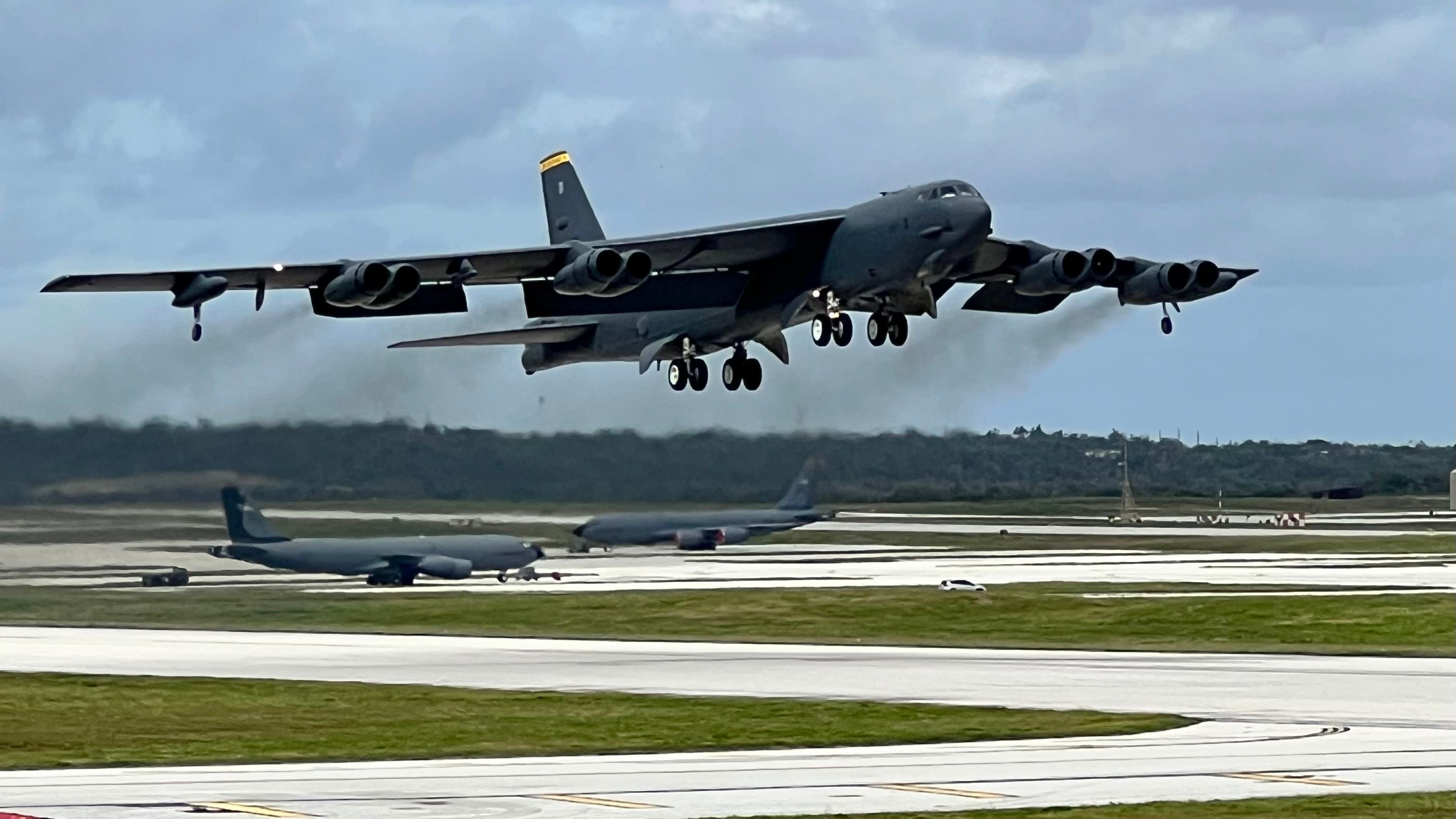 Engine fire forces B-52 bomber to make emergency landing at Minot